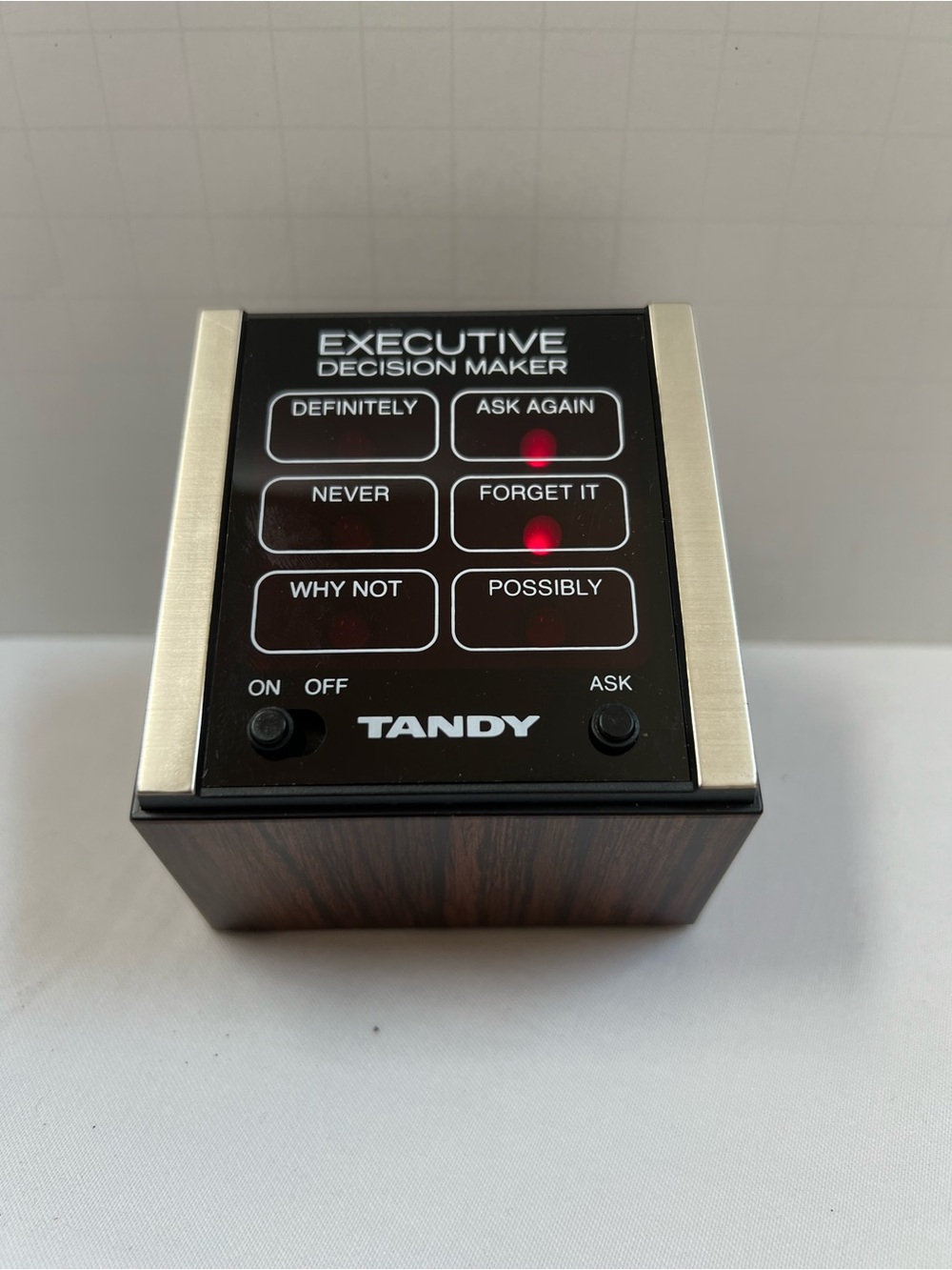 Executive Decision Maker Tandy 60-1008 Radio Shack (Electronic 8 Ball) WITH Box
